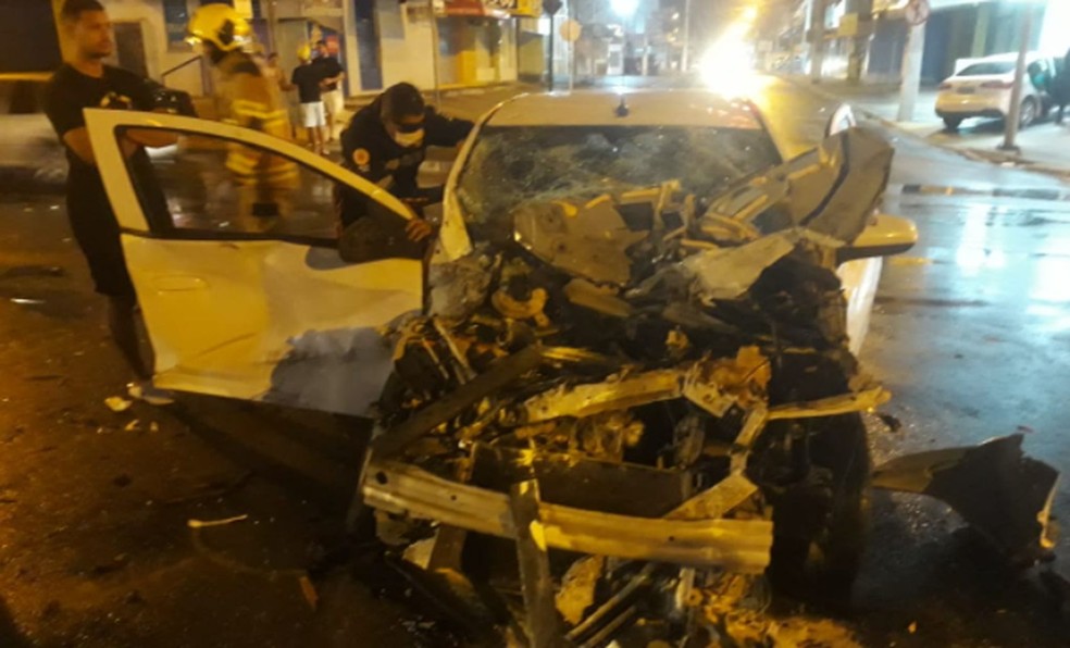 Três pessoas ficam lesionadas em acidente envolvendo veículo e caminhão em Aracaju 1 Três pessoas ficam lesionadas em acidente envolvendo veículo e caminhão em Aracaju
