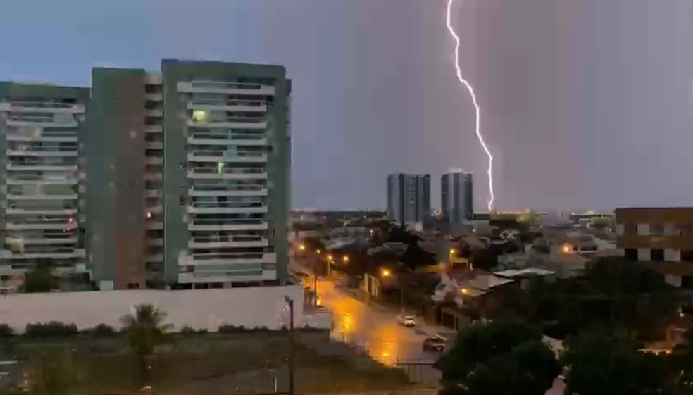 Chuva com raios e trovões é registrada em Aracaju