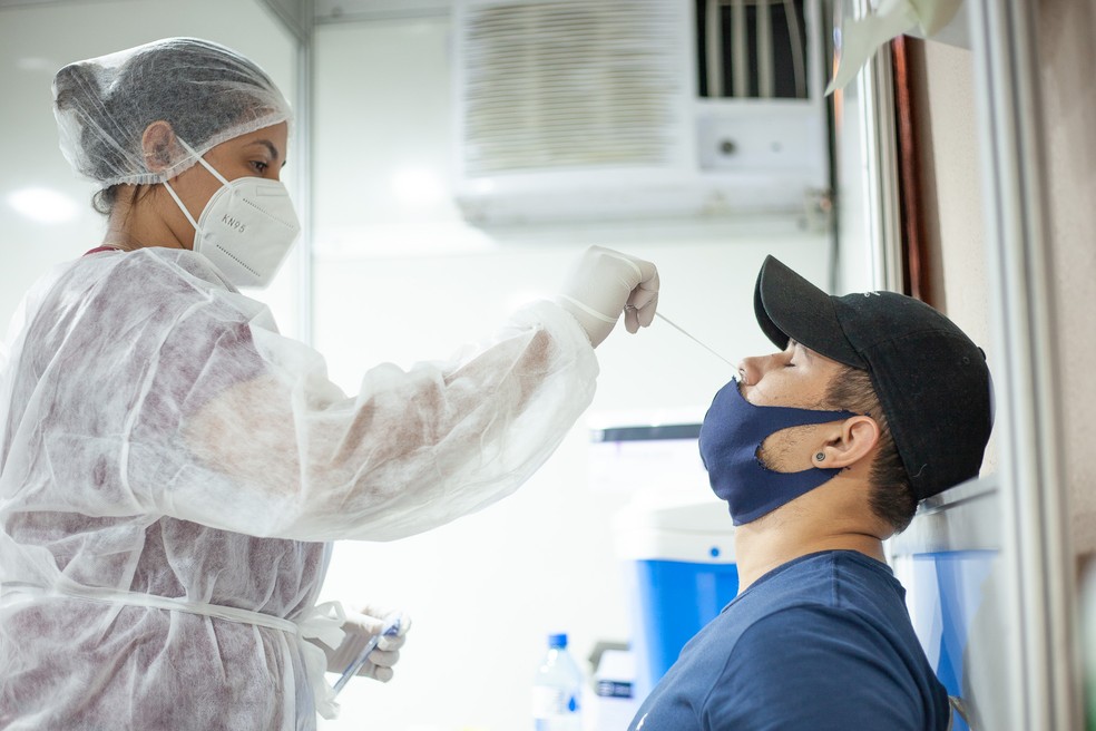 Mundo tem novo recorde de casos diários de Covid: 2,6 milhões