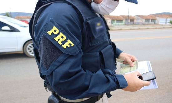 PRF flagra caminhoneiro inabilitado conduzindo na BR-235