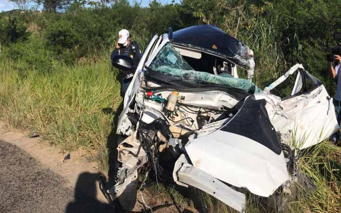 Homem morre após colisão entre carro e caminhão em Nossa Senhora do Socorro