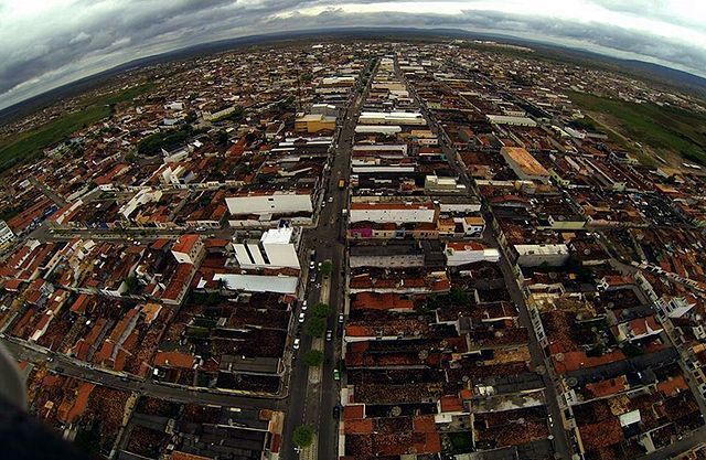 Após colidir moto em carro, homem agride mulher grávida com golpes de capacete 