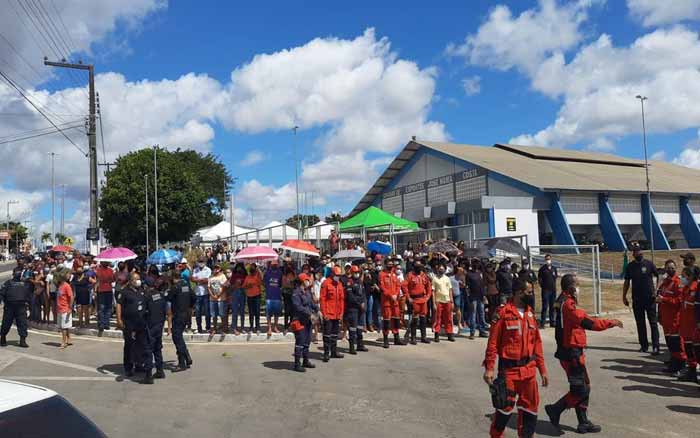 Milhares de pessoas acompanham velório de Paulinha Abelha em Simão Dias