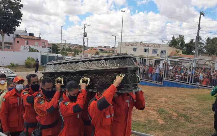 Milhares de pessoas acompanham velório de Paulinha Abelha em Simão Dias