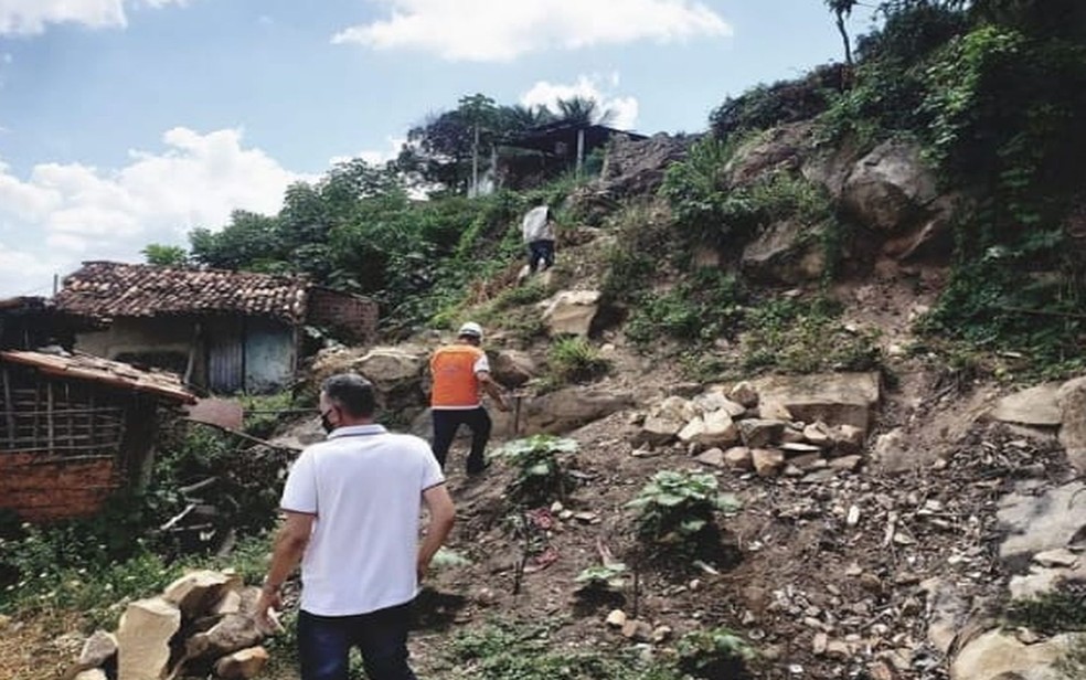 Prefeitura de Santana do São Francisco alerta moradores para área com risco de deslizamento