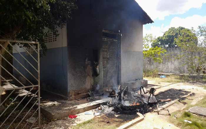 Pinhão: Manifestantes invadem prédio da Deso e ateiam fogo