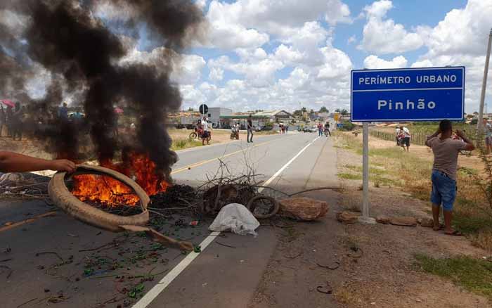 Pinhão: Manifestantes invadem prédio da Deso e ateiam fogo