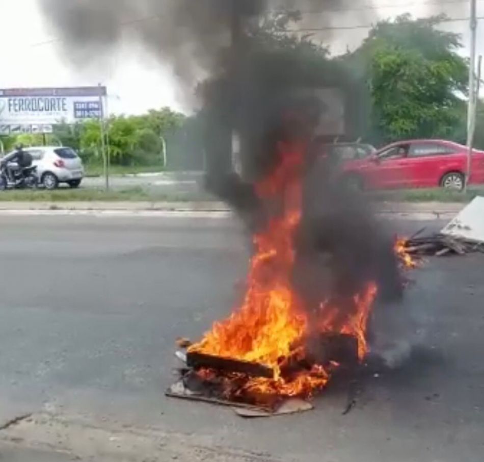 Engarrafamento: manifestantes bloqueiam trecho da Avenida Tancredo Neves