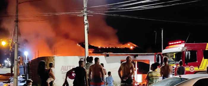 Homem é preso após atear fogo com esposa e filho em casa na Zona Sul de Aracaju