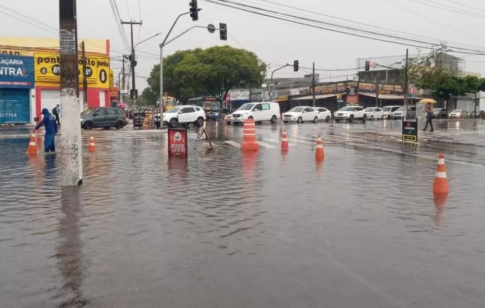 Abril começa com chuvas em Aracaju; transtornos foram registrados no trânsito, escolas e unidades de saúde