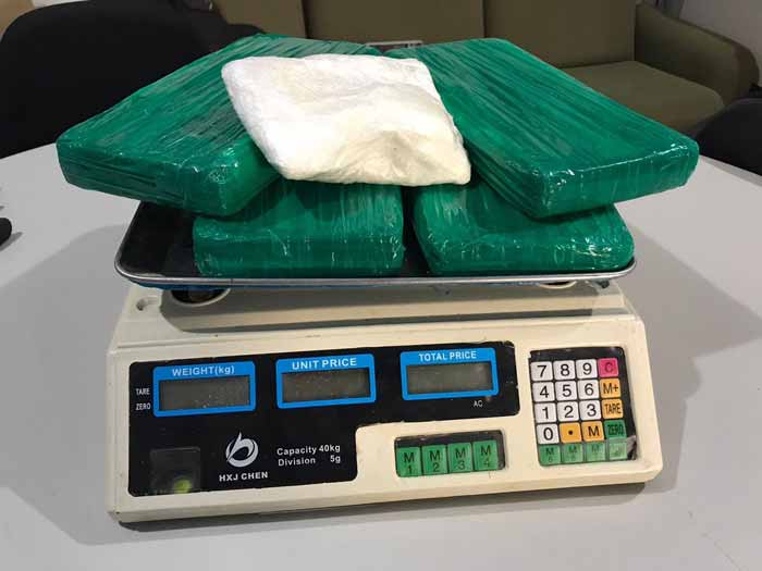 Polícia apreende cerca de cinco quilos de cocaína e uma prensa hidráulica em casa na Caueira