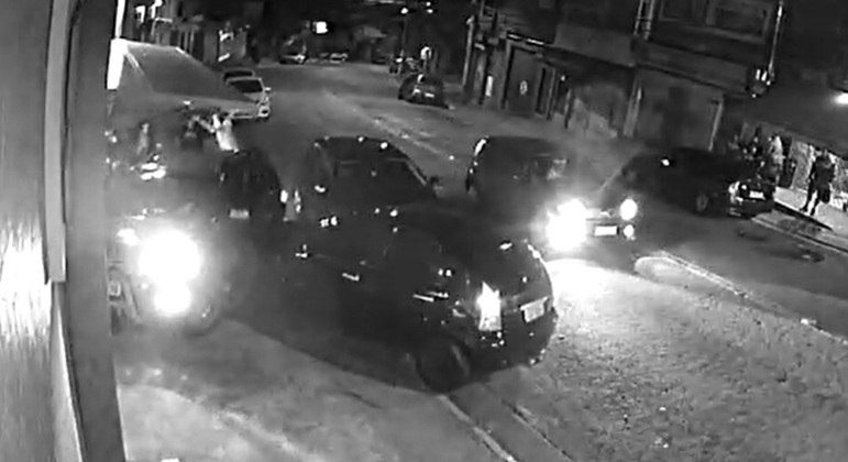 Homem joga carro em cima da ex-mulher e tenta matá-la com barra de ferro; veja vídeo