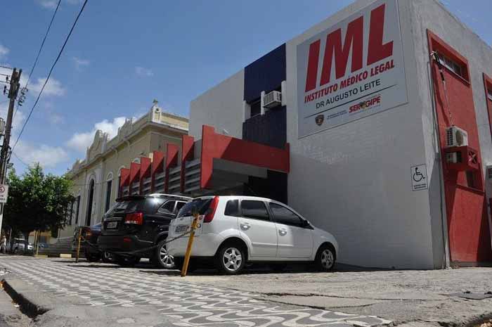 Homem é assassinado enquanto jantava com a namorada em um barraco