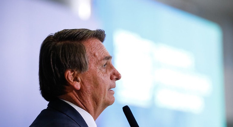 Bolsonaro edita decreto que perdoa penas por crimes de Daniel Silveira