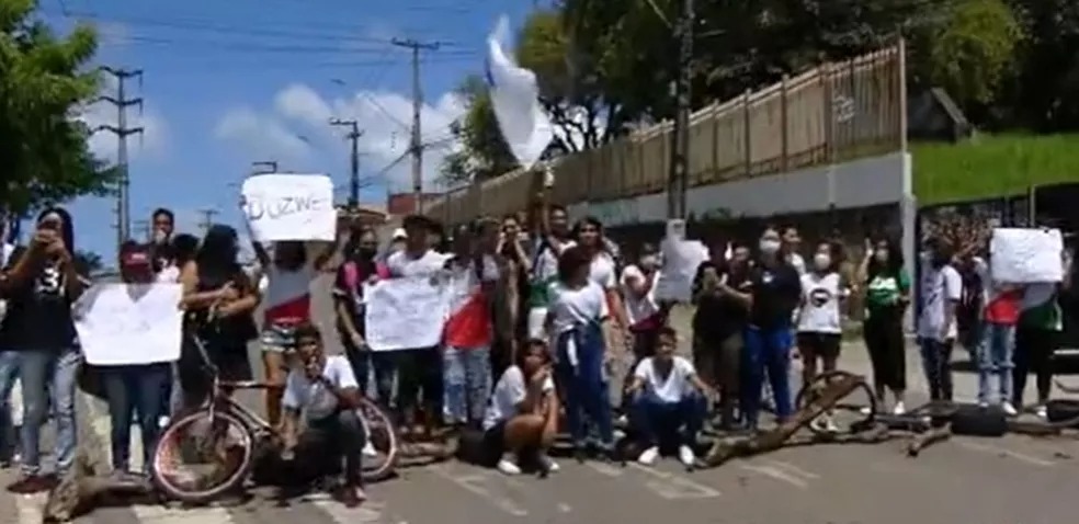 Estudantes realizam protesto contra falta de estrutura de Centro de Excelência em Aracaju