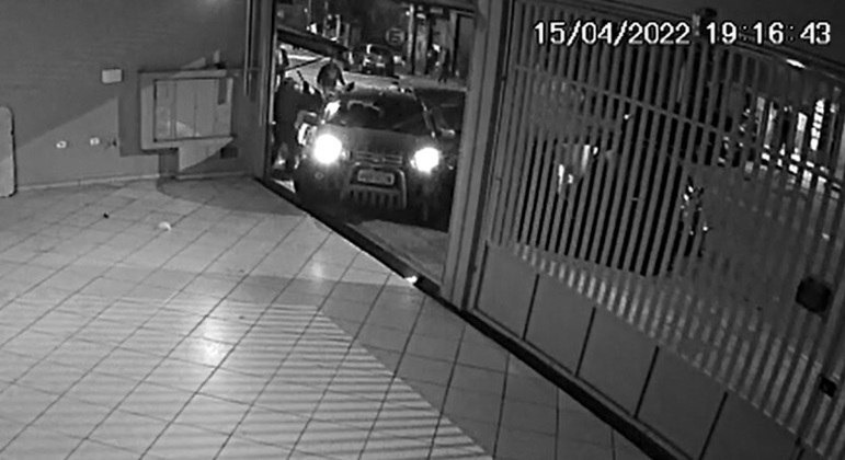Homem joga carro em cima da ex-mulher e tenta matá-la com barra de ferro; veja vídeo