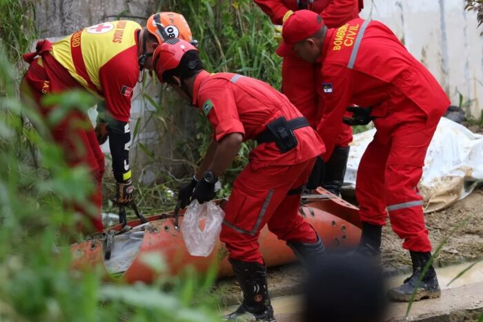 Corpos de mãe e filha são encontrados abraçados sob escombros de deslizamento de barreira no Recife
