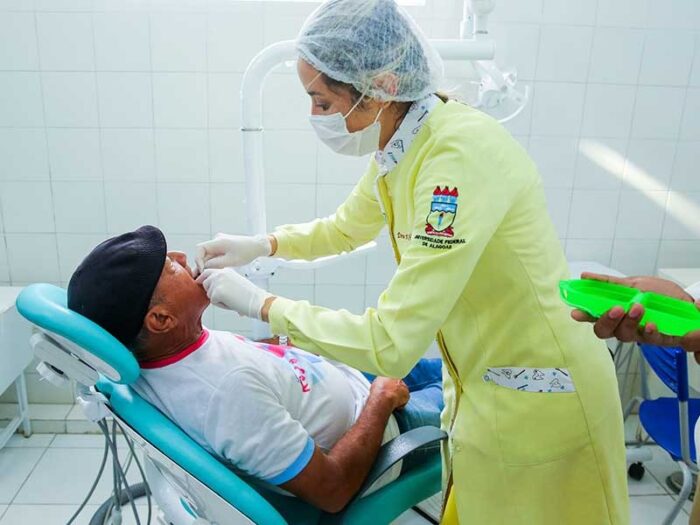 Prefeitura de Lagarto realiza 3ª etapa da entrega de próteses dentárias para pacientes