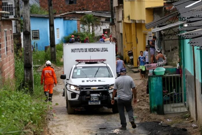 Corpos de mãe e filha são encontrados abraçados sob escombros de deslizamento de barreira no Recife