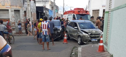 Mulher tem pé decepado após colisão entre carros em Itabaiana