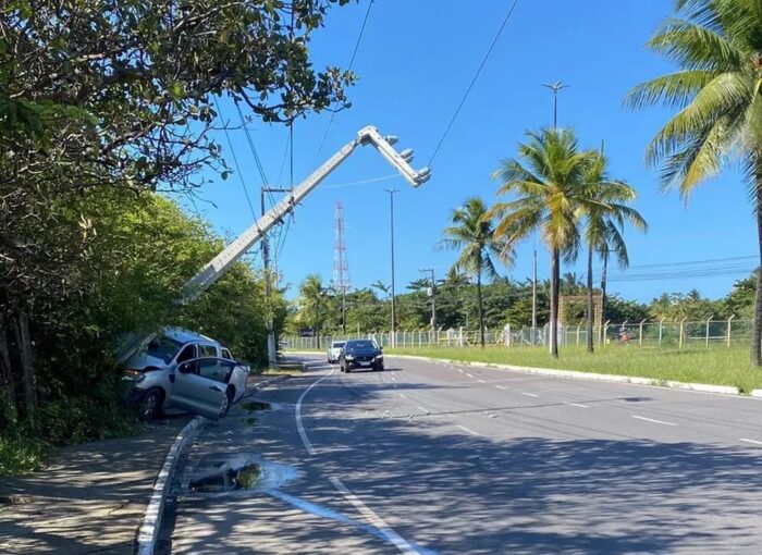 Caminhonete sobra em curva e colide em poste na Zona de Expansão de Aracaju