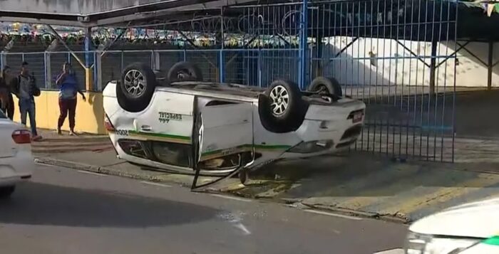 Táxi capota após batida na Região Central de Aracaju