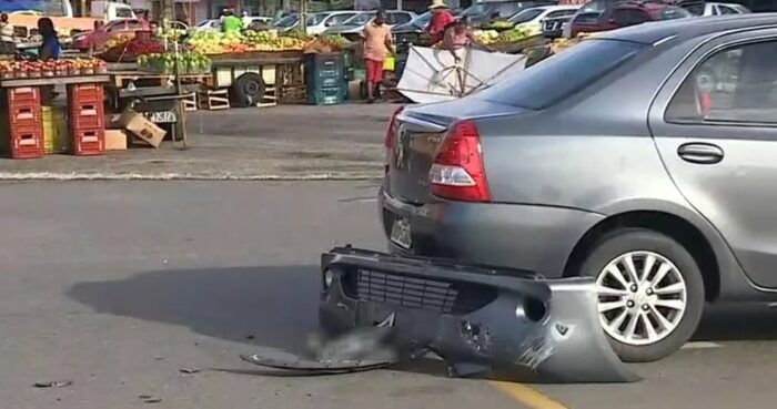 Táxi capota após batida na Região Central de Aracaju