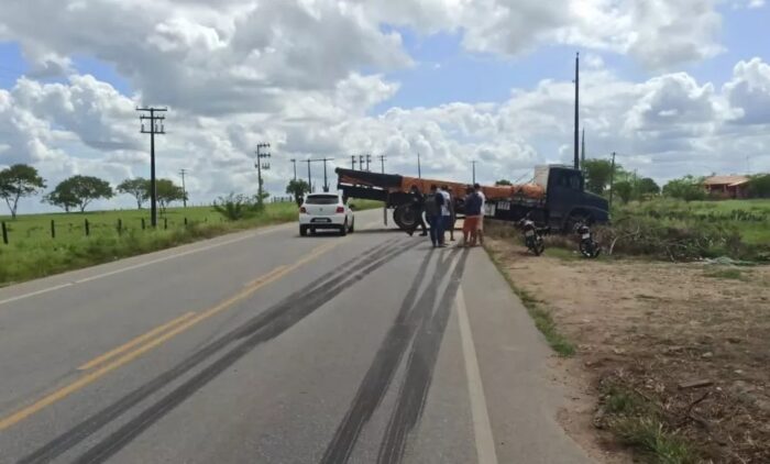 Colisão entre três veículos deixa uma pessoa ferida na Rota do Sertão em Sergipe