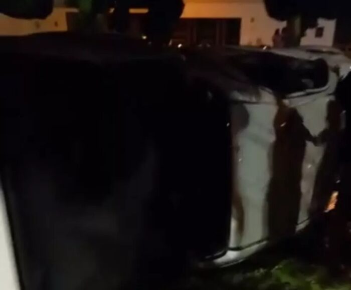 Caminhonete capota e homem fica ferido na Avenida Tancredo Neves, em Aracaju
