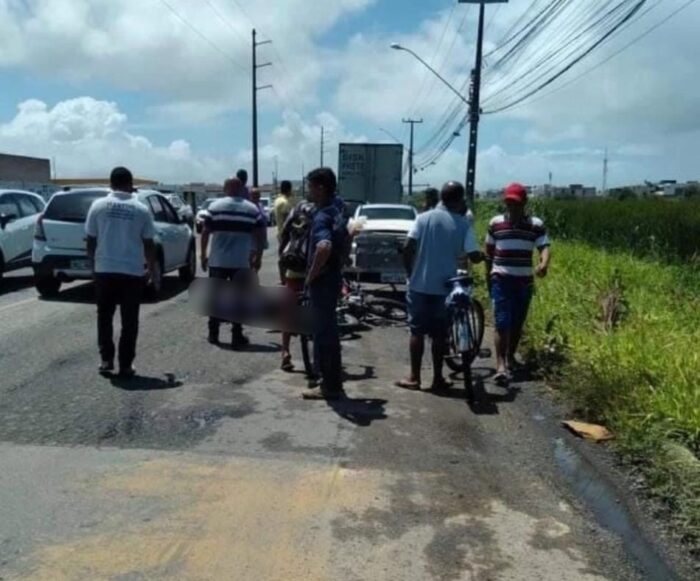 Motociclista morre após ser esmagado por caminhão na Rodovia dos Náufragos